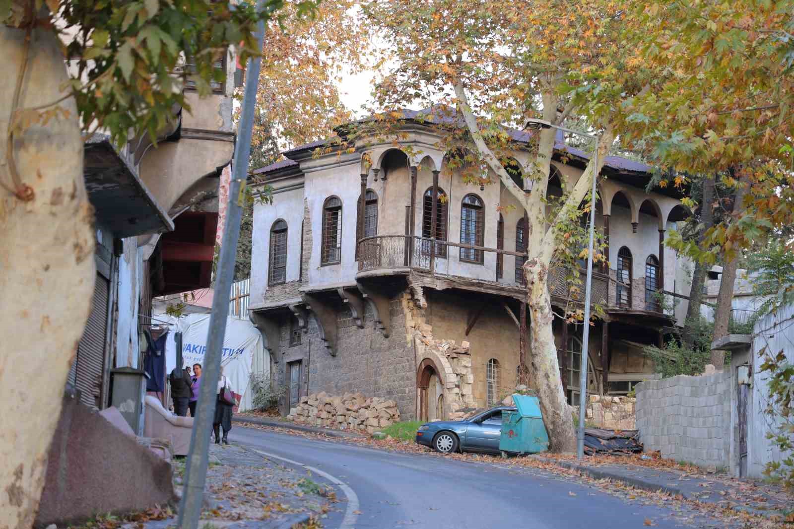 Asırlık tarihi evler restorasyon bekliyor