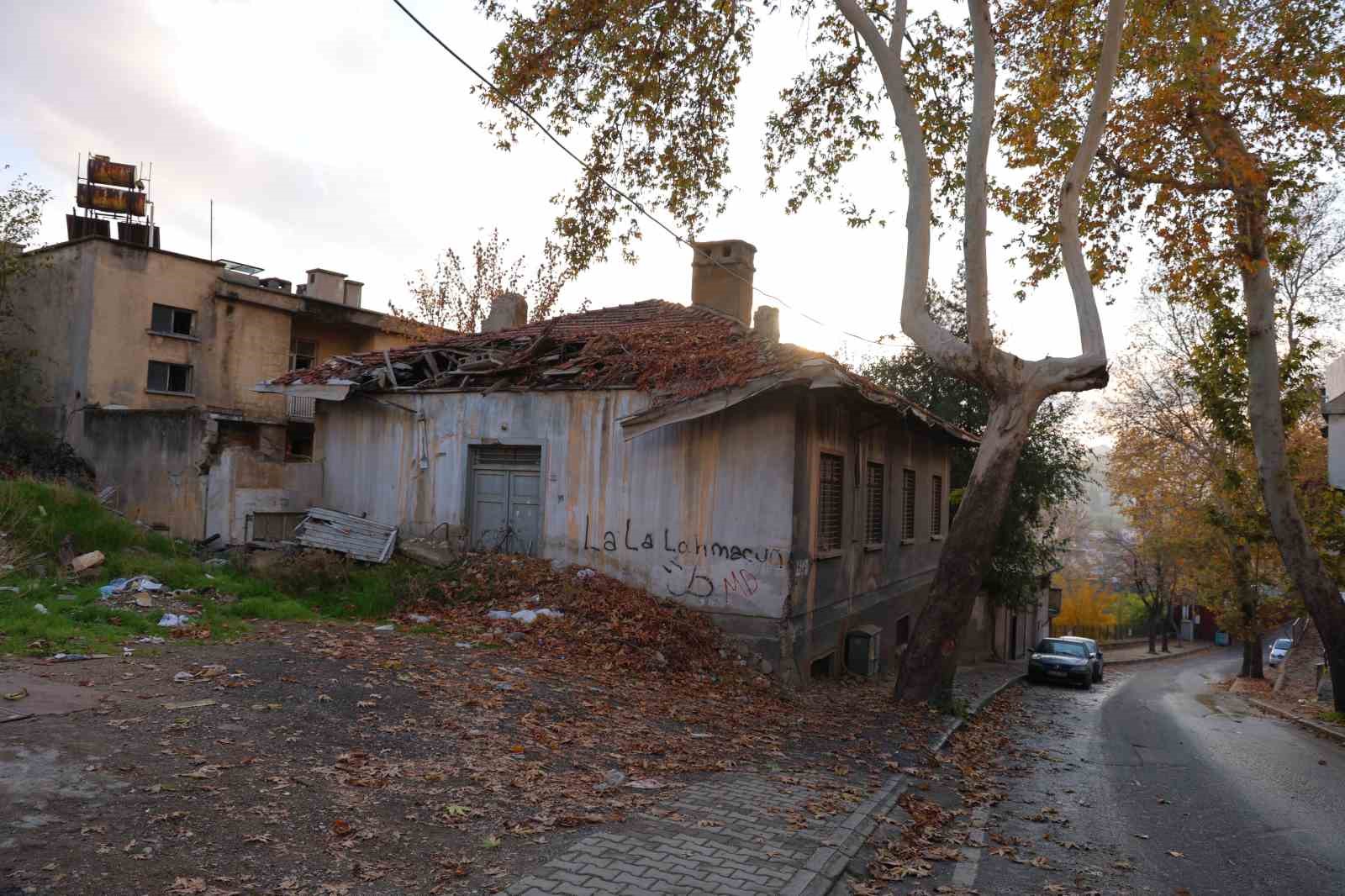 Asırlık tarihi evler restorasyon bekliyor