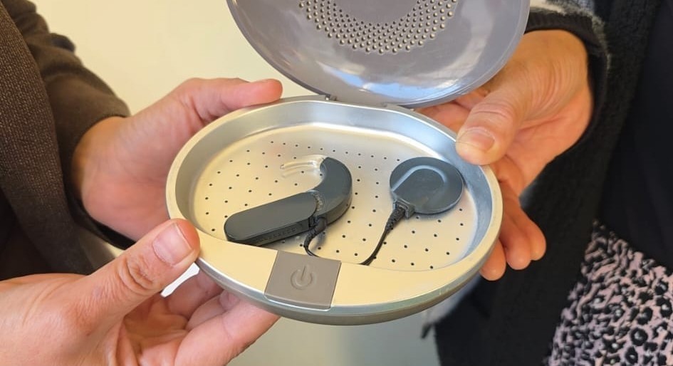 İşitme cihazı arızalandığı için zor günler yaşayan çocuğun imdadına yetiştiler
