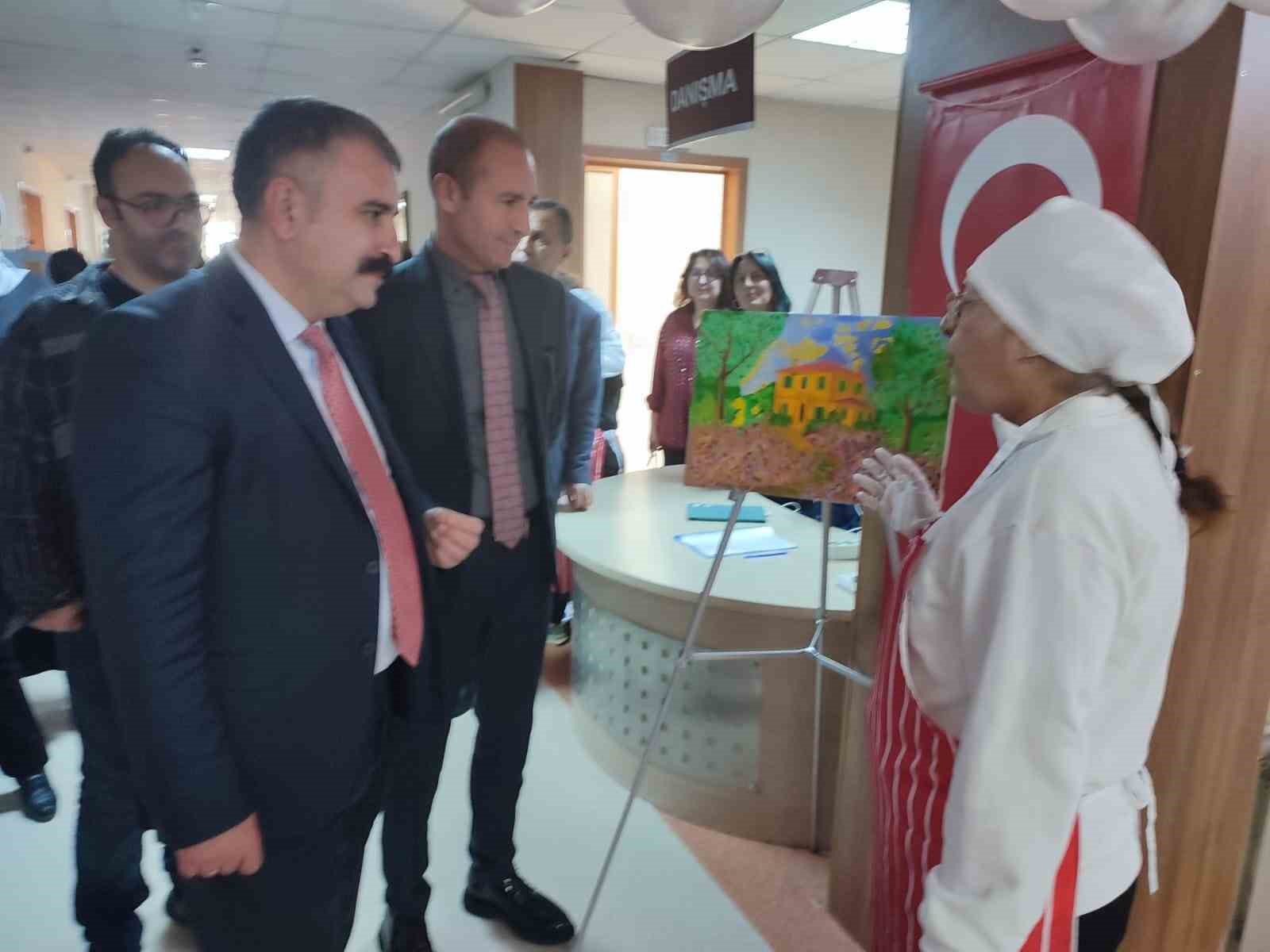 Özel bireylerin yıl boyunca ürettiği eserler sergilendi