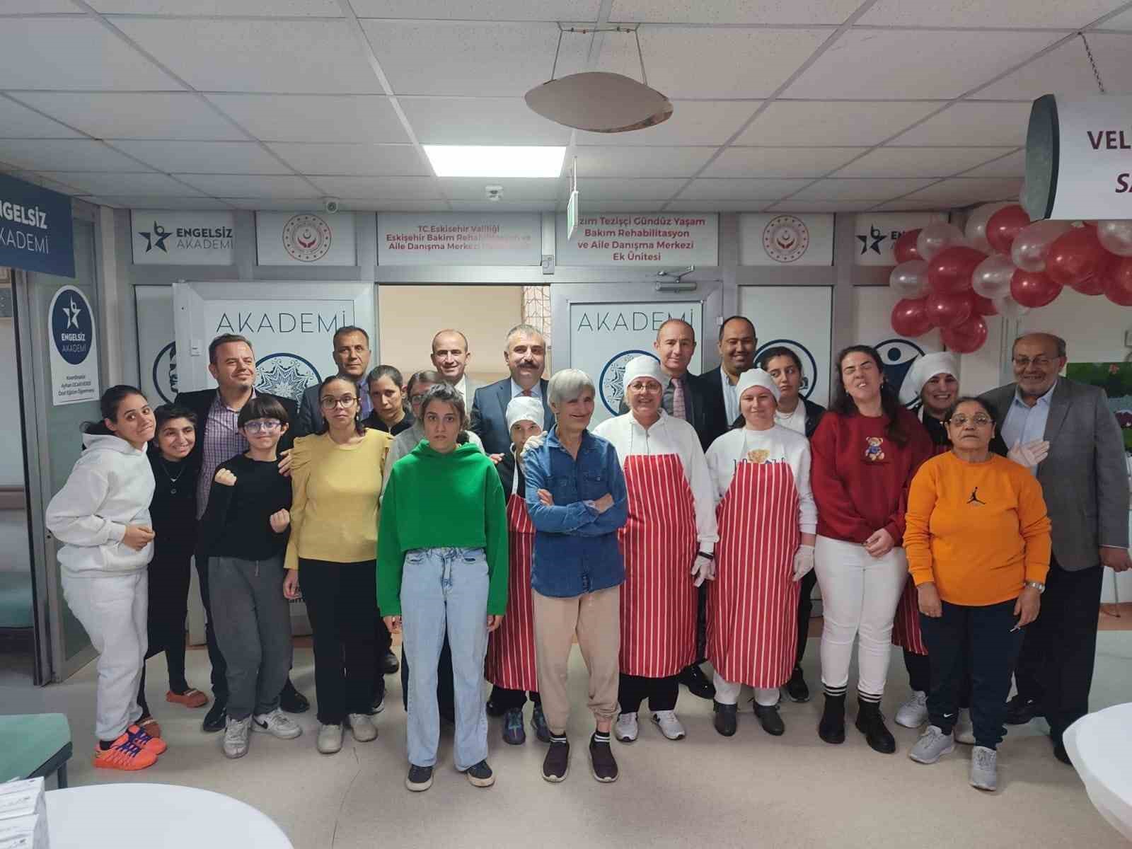 Özel bireylerin yıl boyunca ürettiği eserler sergilendi