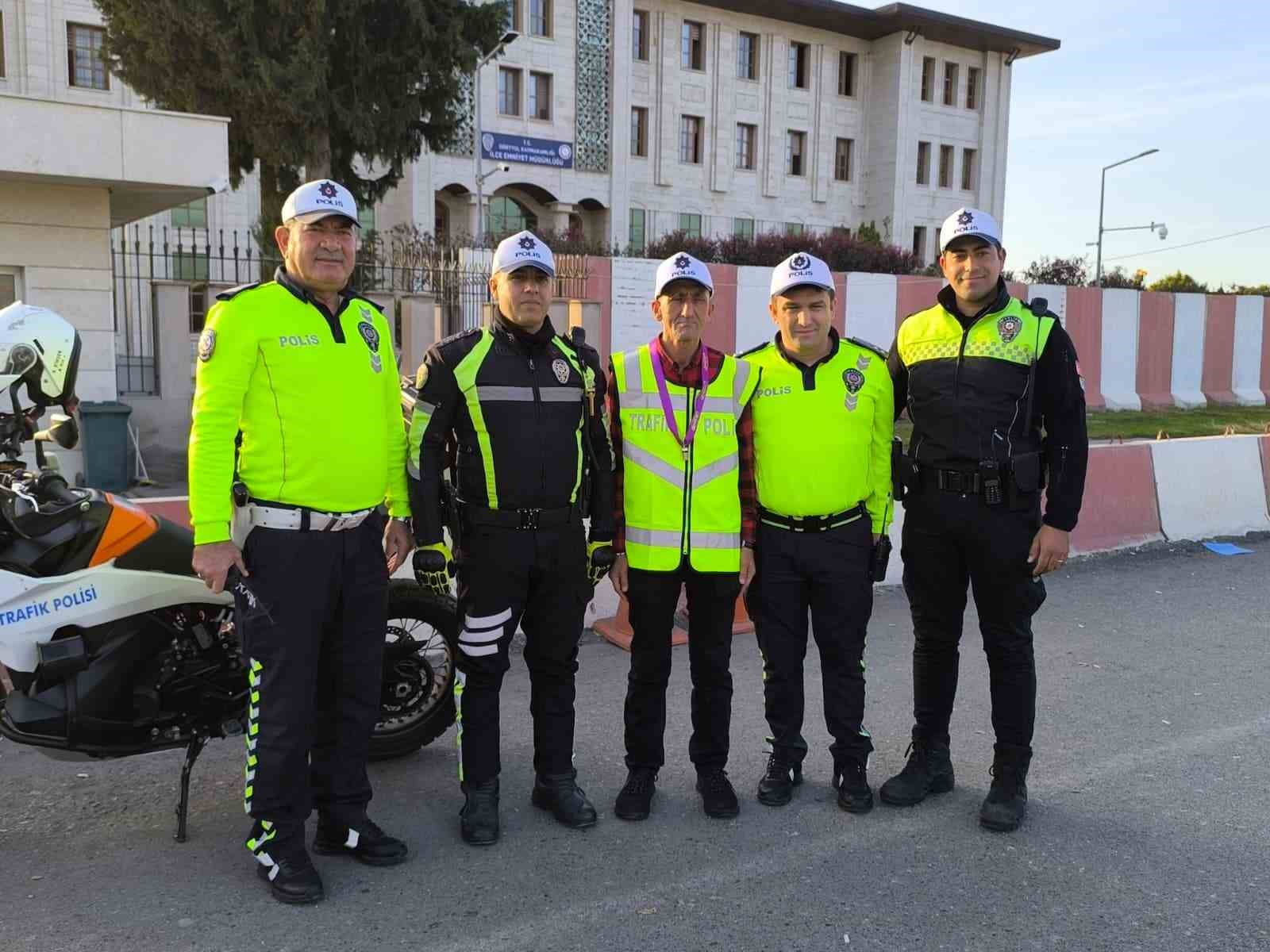 Dörtyol’un sevilen ismi Ömür, polis yeleği giyerek trafik denetimine çıktı