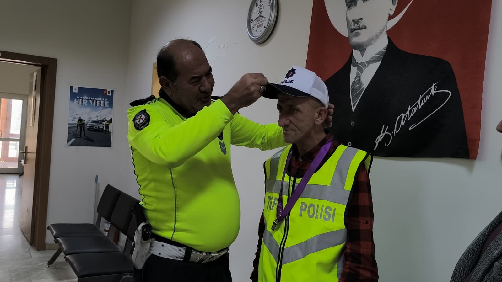 Dörtyol’un sevilen ismi Ömür, polis yeleği giyerek trafik denetimine çıktı
