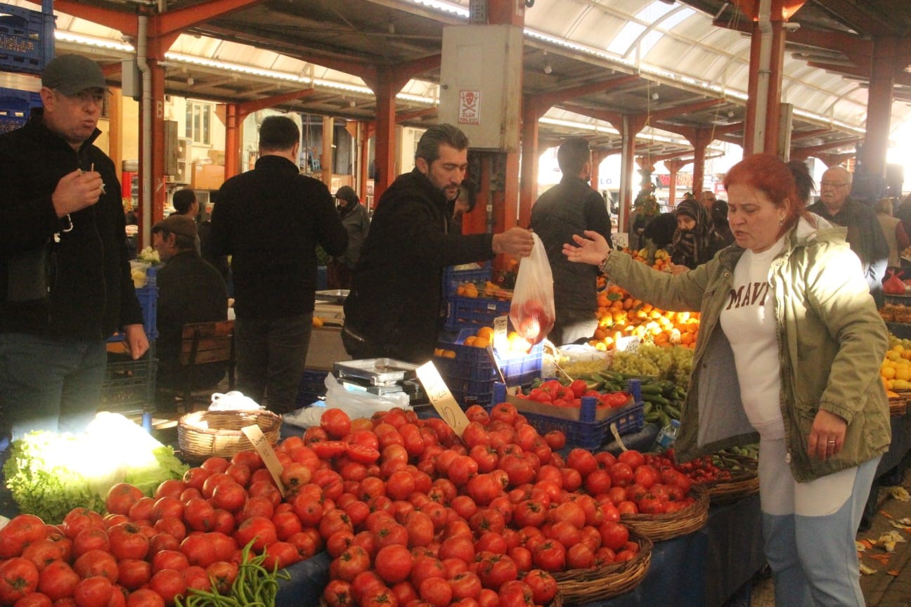 Çanakkale’nin meşhur domatesi tezgahlarda 40 liradan 10 liraya kadar düştü
