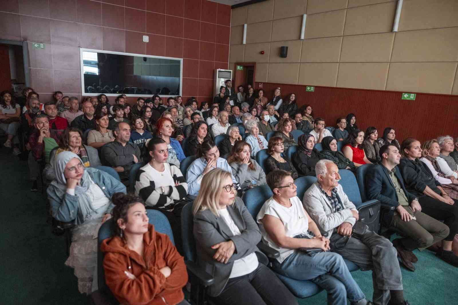 Mersinde kadn radyocularn hikayesine k tutan belgesel gsterimi
