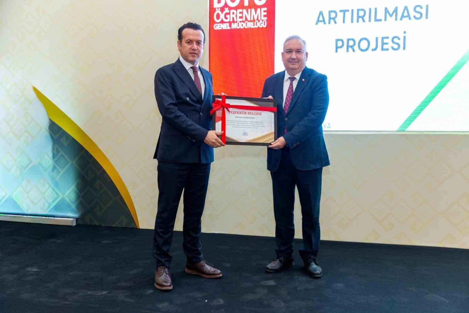 Niğde Halk Eğitimi Merkezi, Türkiye’nin en başarılı 10 kurumu arasında yer aldı