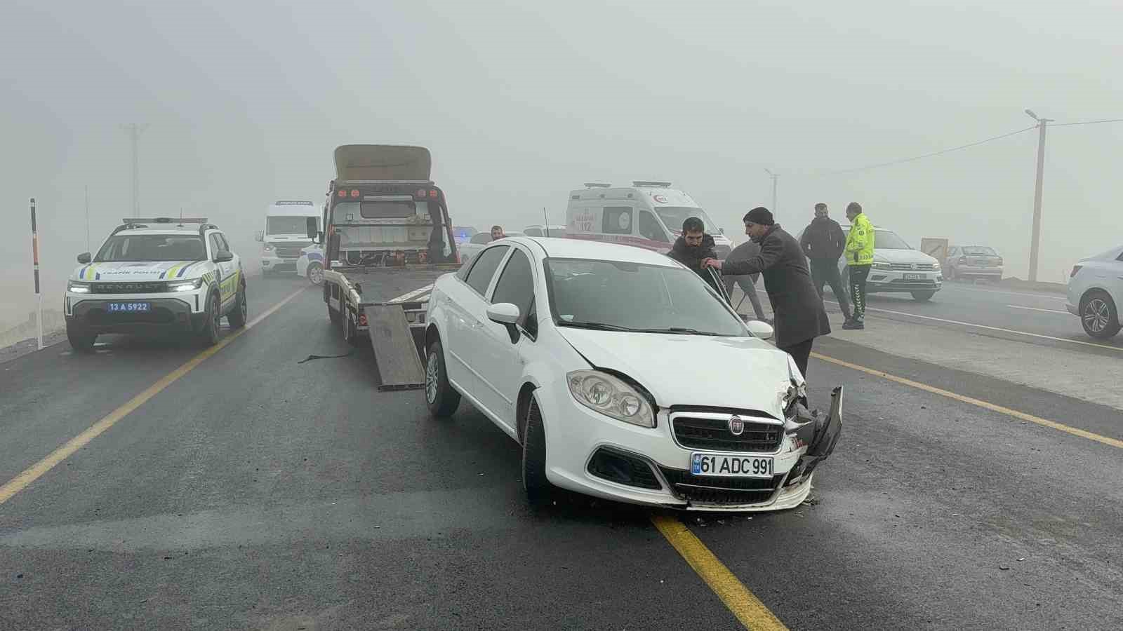 Yoğun sis Tatvan’da zincirleme kazaya neden oldu