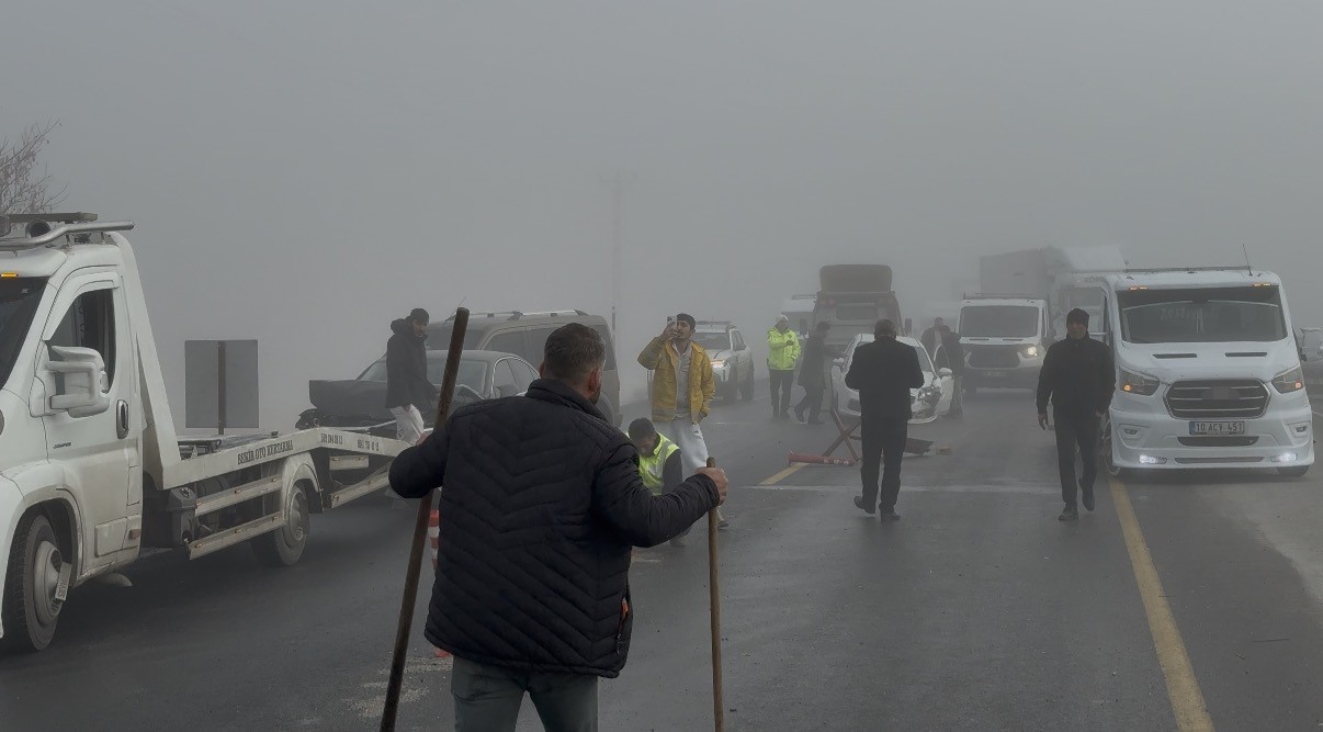 Yoğun sis Tatvan’da zincirleme kazaya neden oldu
