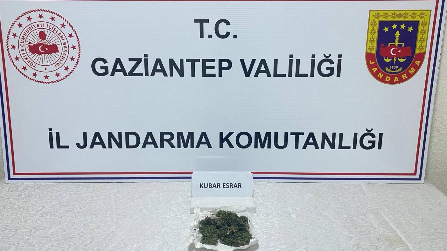 Gaziantep&rsquo;te uyuşturucu ve ka&ccedil;ak&ccedil;ılık operasyonlarında 3 şahıs tutuklandı
