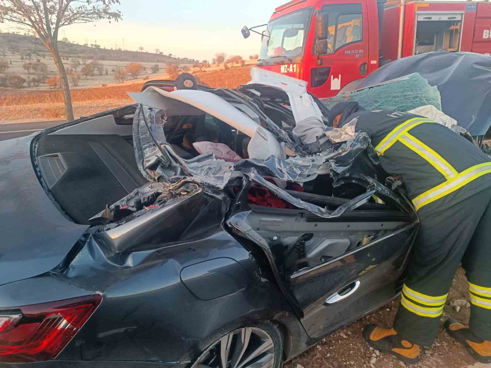 Mardin’de otomobil ile tırın çarpıştığı kazada 1 kişi öldü, 2 kişi yaralandı