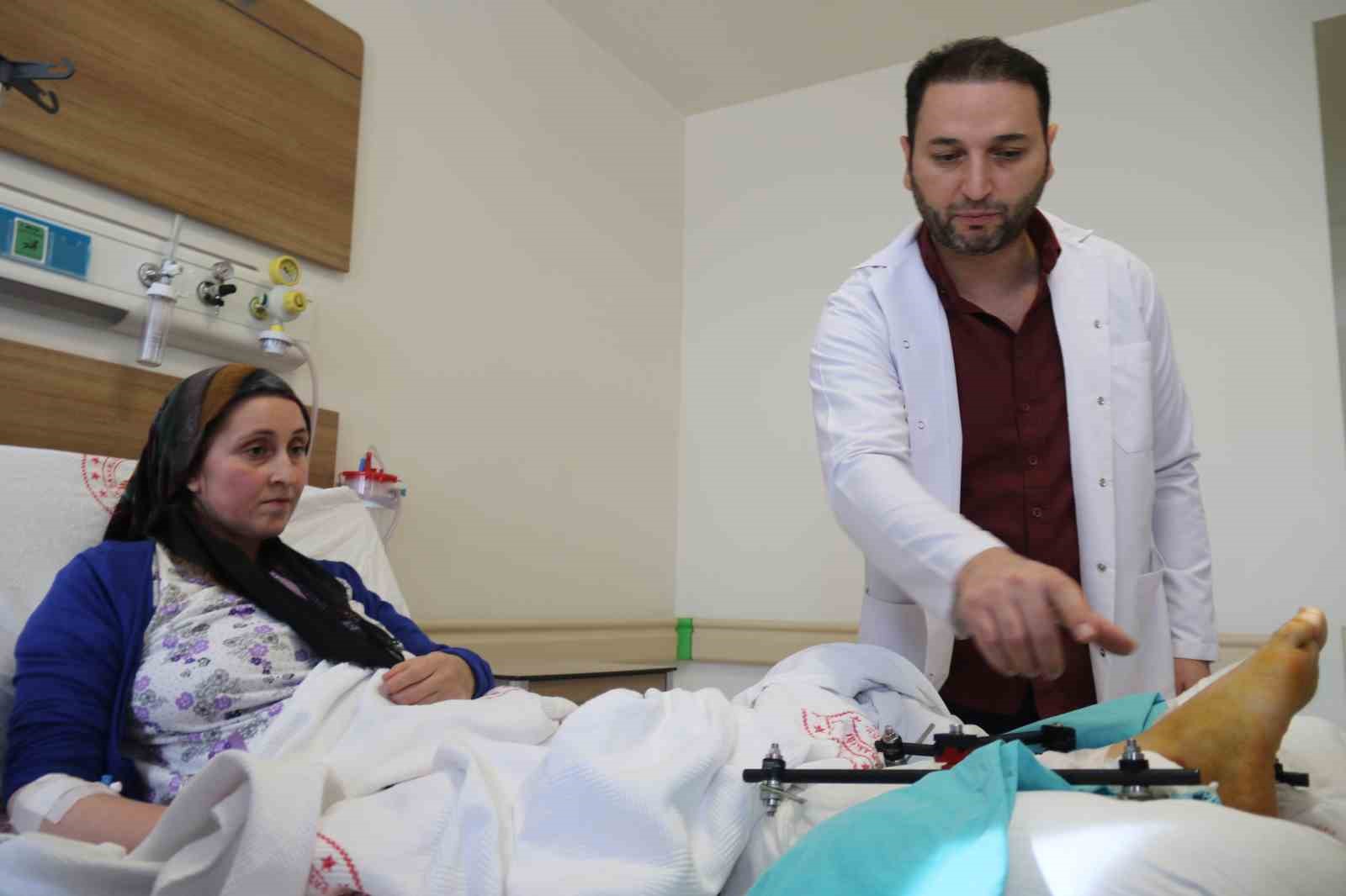 Üç çocuk annesi fabrika işçisinin parçalanan bacakları ampute edilmekten kurtarıldı