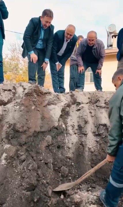 Kahramanmaraş’ta kepçeyle mozaik arandı
