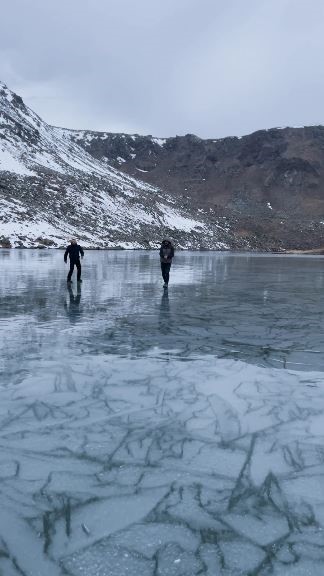 Artvinli gençler buz tutan Karagöl’de taş atıp test ettiler, sonra eğlendiler
