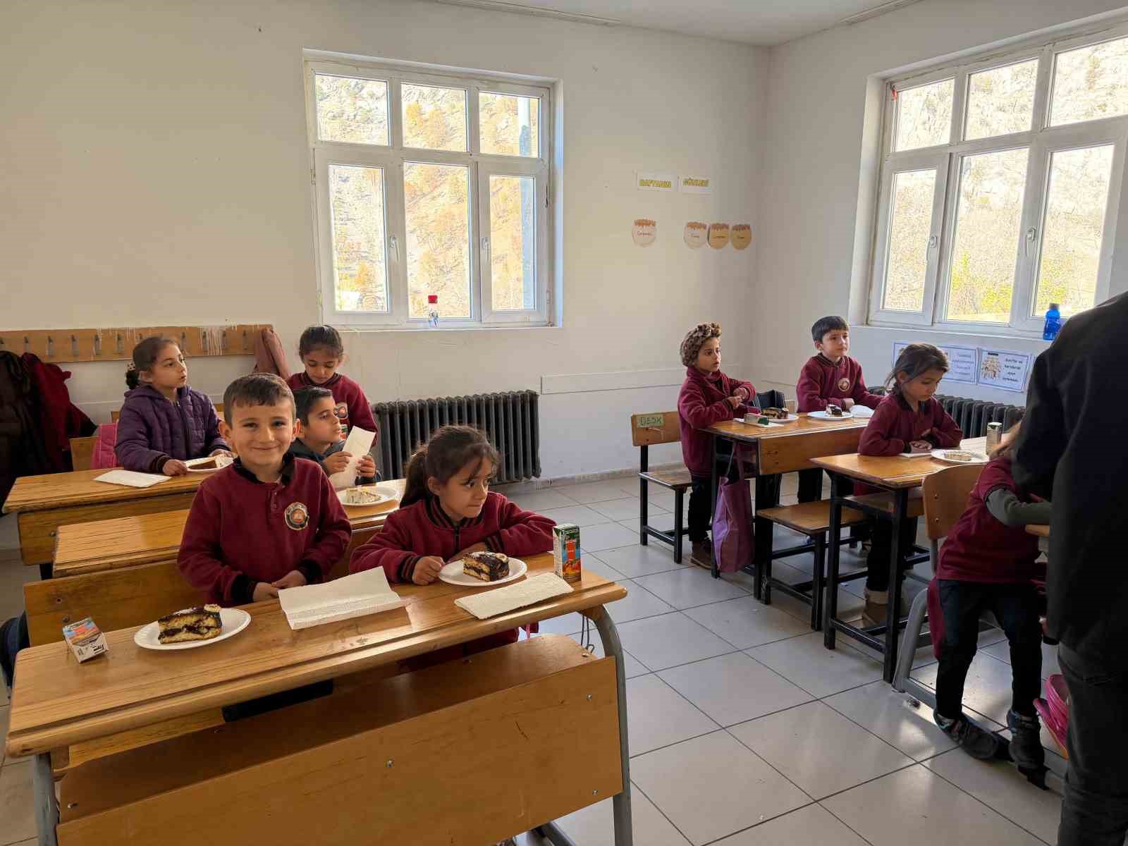 Sınırdaki öğrencilere pasta sürprizi