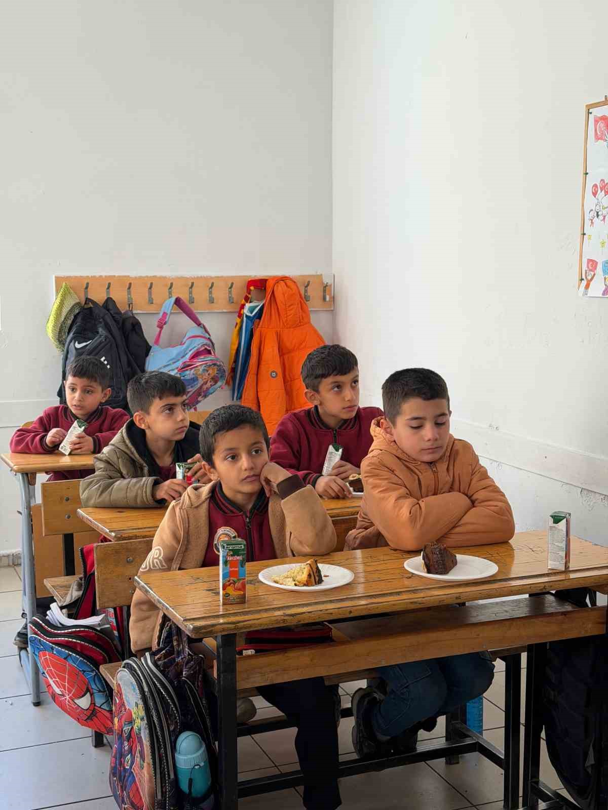 Sınırdaki öğrencilere pasta sürprizi
