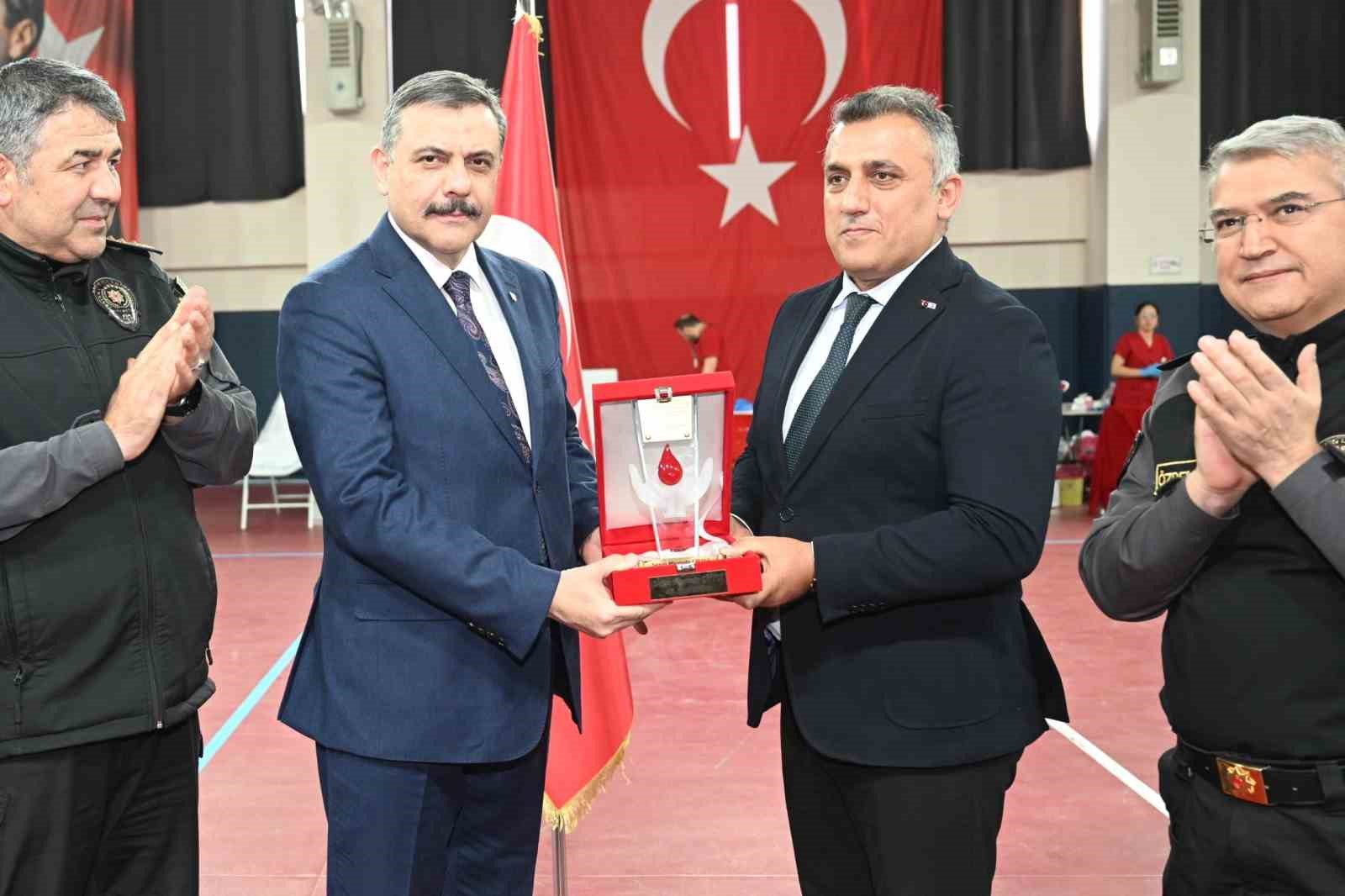 Vali Çiftçi 45’inci kez kan bağışında bulundu
