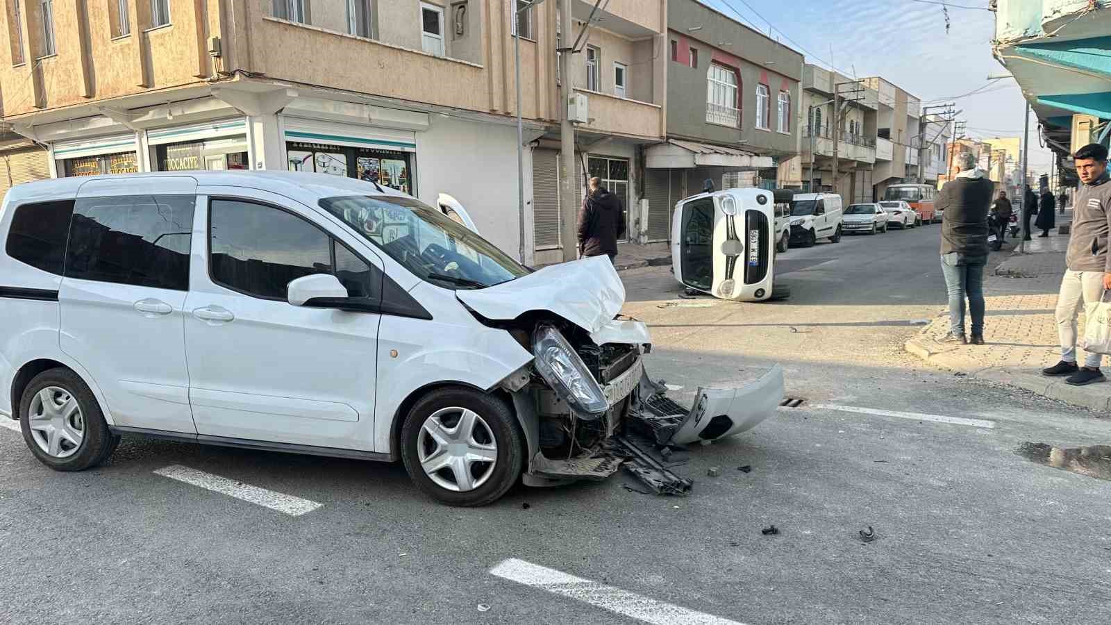 Şanlıurfa’da iki ticari araç çarpıştı, biri ters döndü