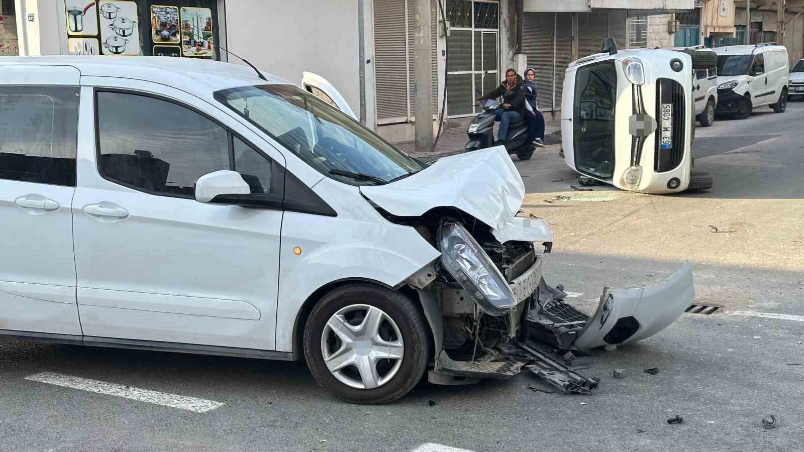 Şanlıurfa’da iki ticari araç çarpıştı, biri ters döndü
