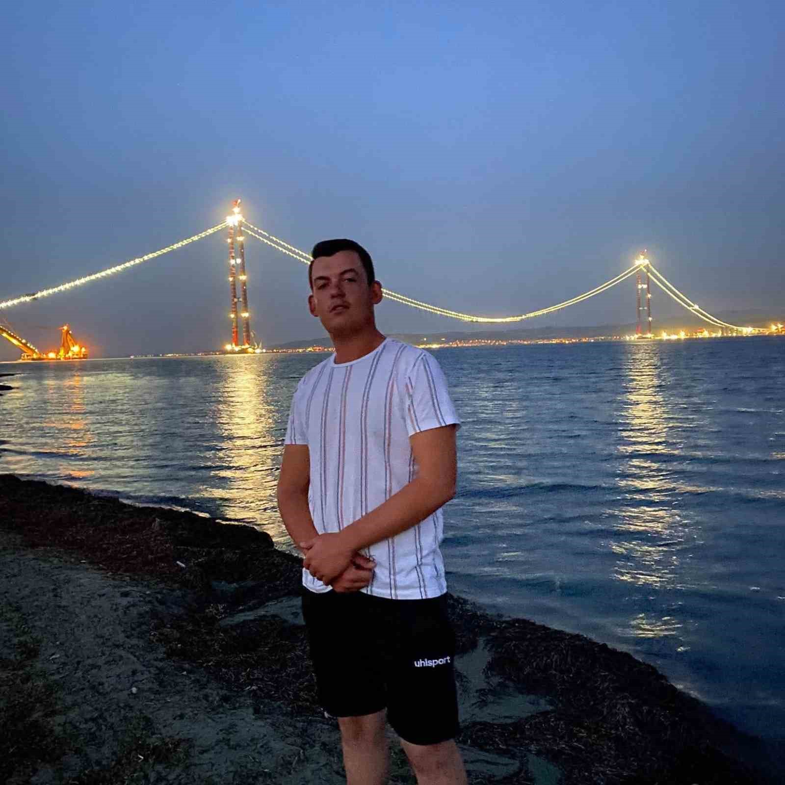 Direksiyon hakimiyetini kaybedip ağaca çarpan sürücü hayatını kaybetti
