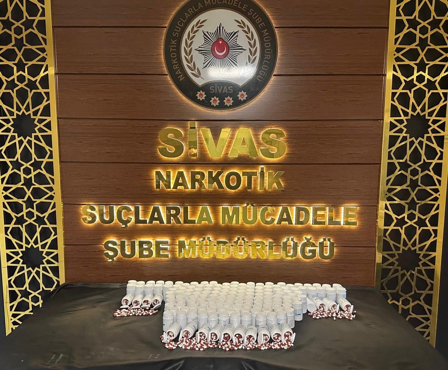 Sivas’ta gerçekleşen narkotik operasyonda 8 bin sentetik ecza ele geçirildi.