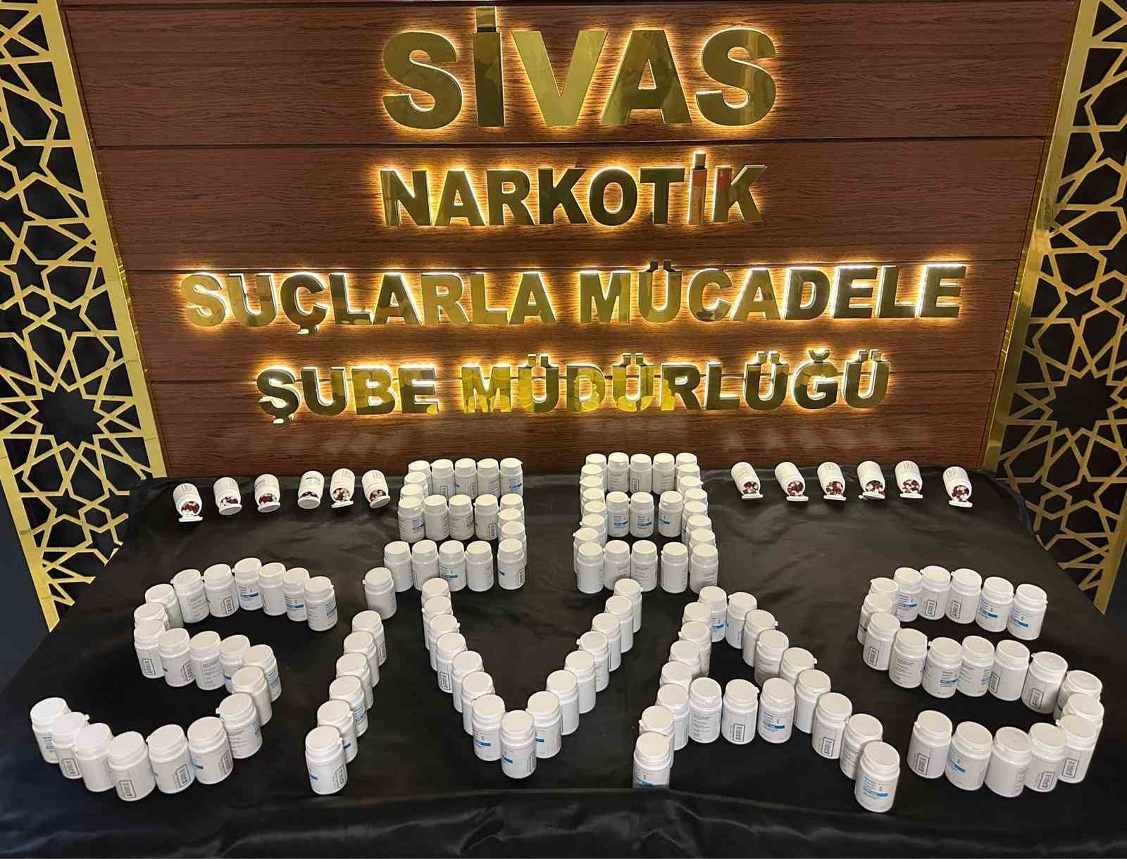 Sivas’ta gerçekleşen narkotik operasyonda 8 bin sentetik ecza ele geçirildi.