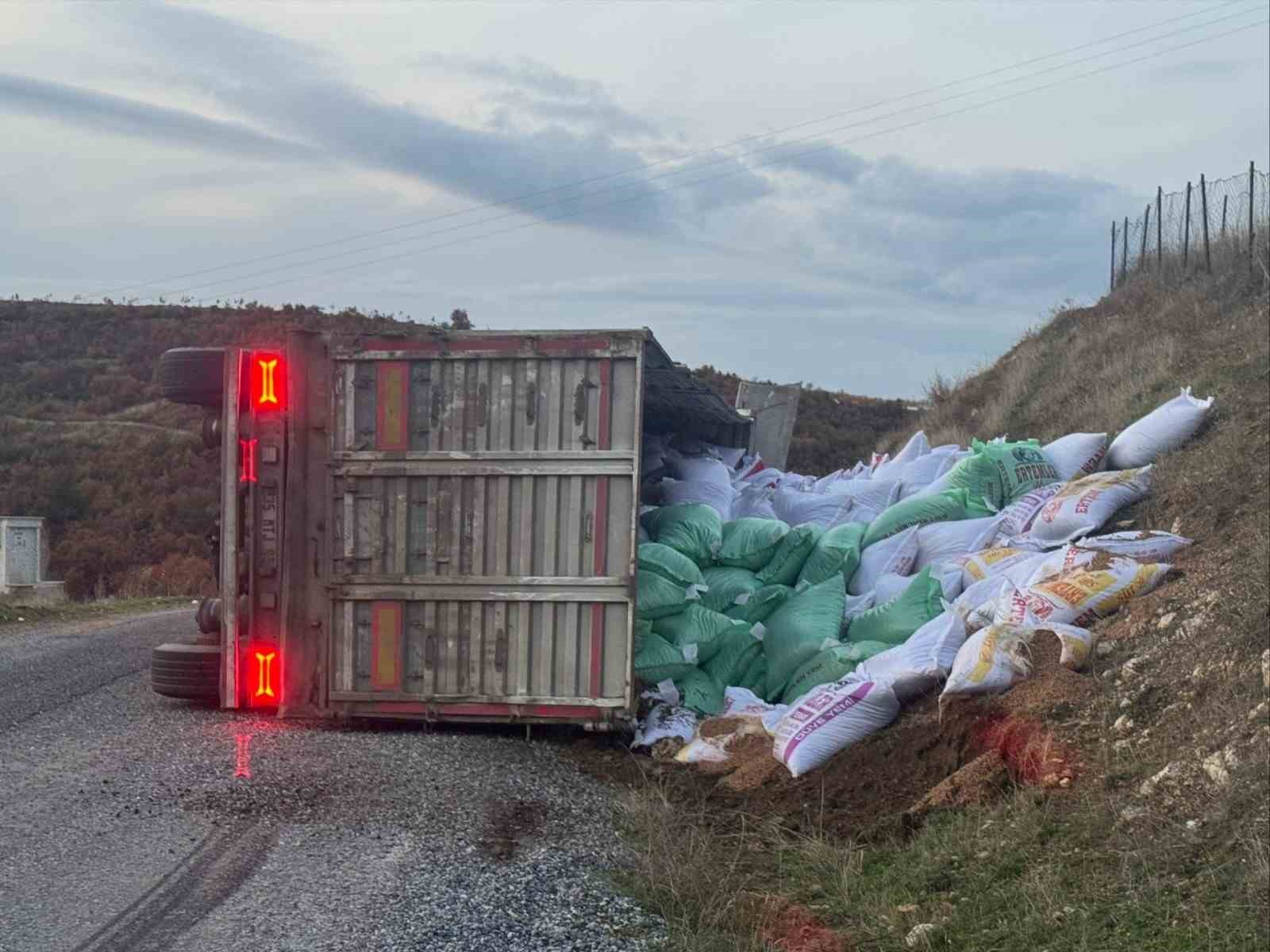 Gördes’te yem yüklü tır devrildi: 1 yaralı