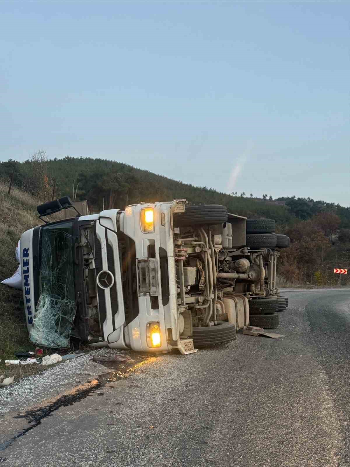 Gördes’te yem yüklü tır devrildi: 1 yaralı
