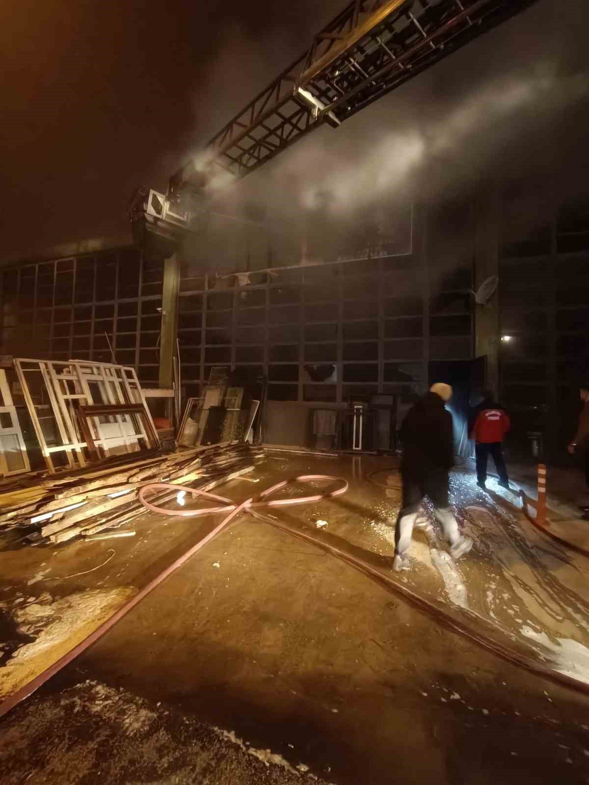 Sanayi sitesinde üretim atölyesi alevlere teslim oldu
