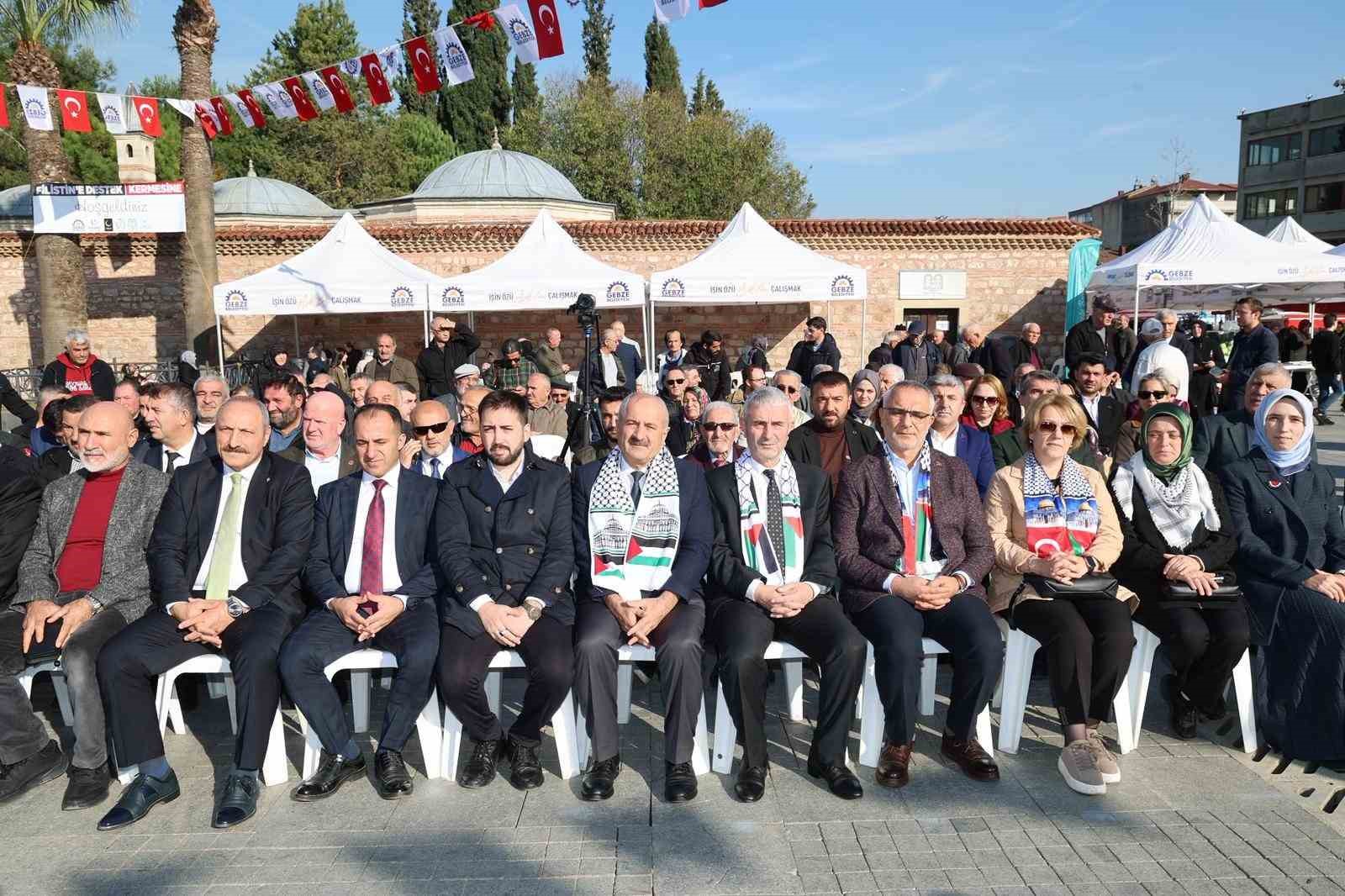 Kadınların el emeği ürünleri Filistinliler için satışa sunuldu
