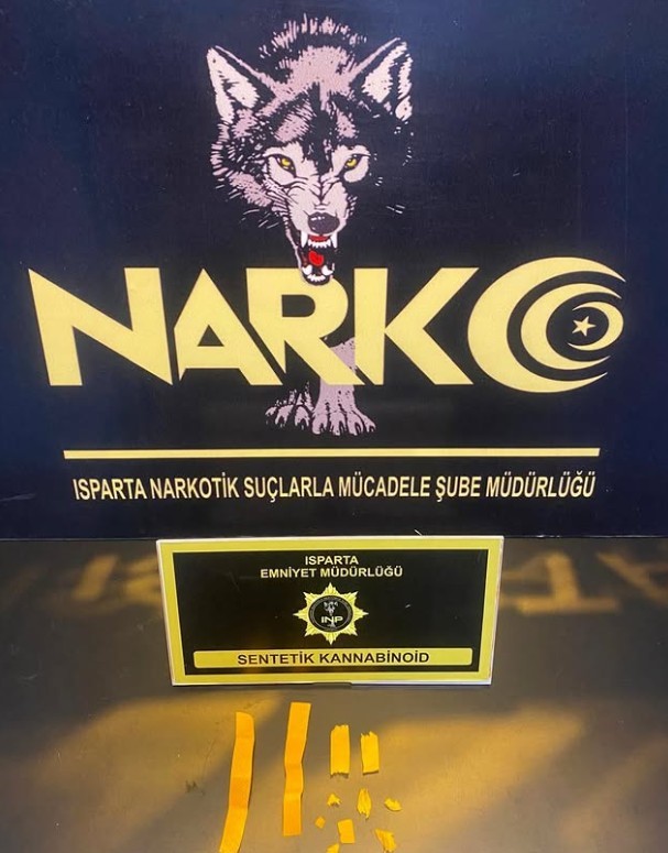 Isparta’da Narkotik ve KOM’dan çifte operasyon: Sentetik kâğıtlar ve kaçak alkol yakalandı