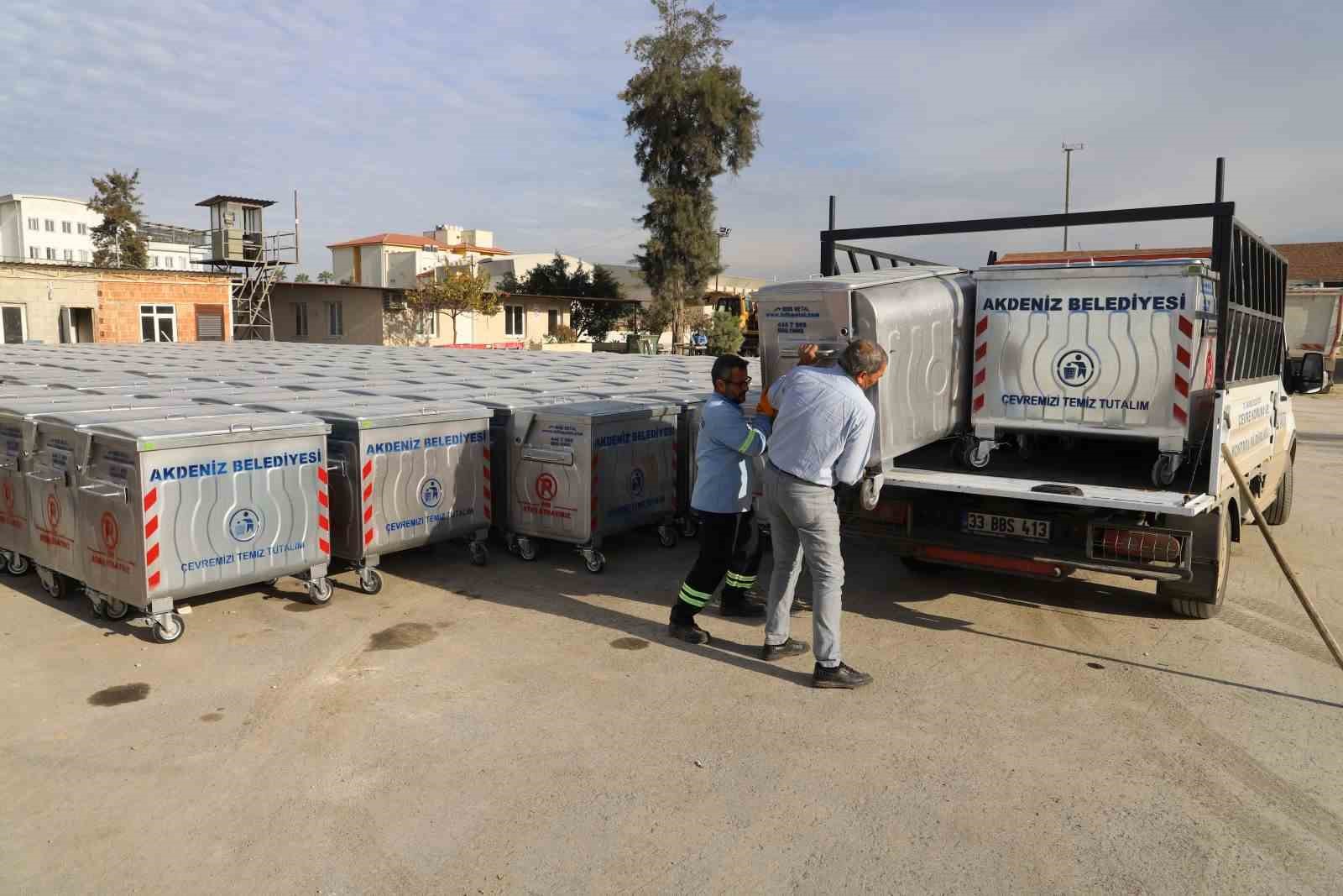 Akdeniz Belediyesi yeni çöp konteynerini mahallelere yerleştiriyor
