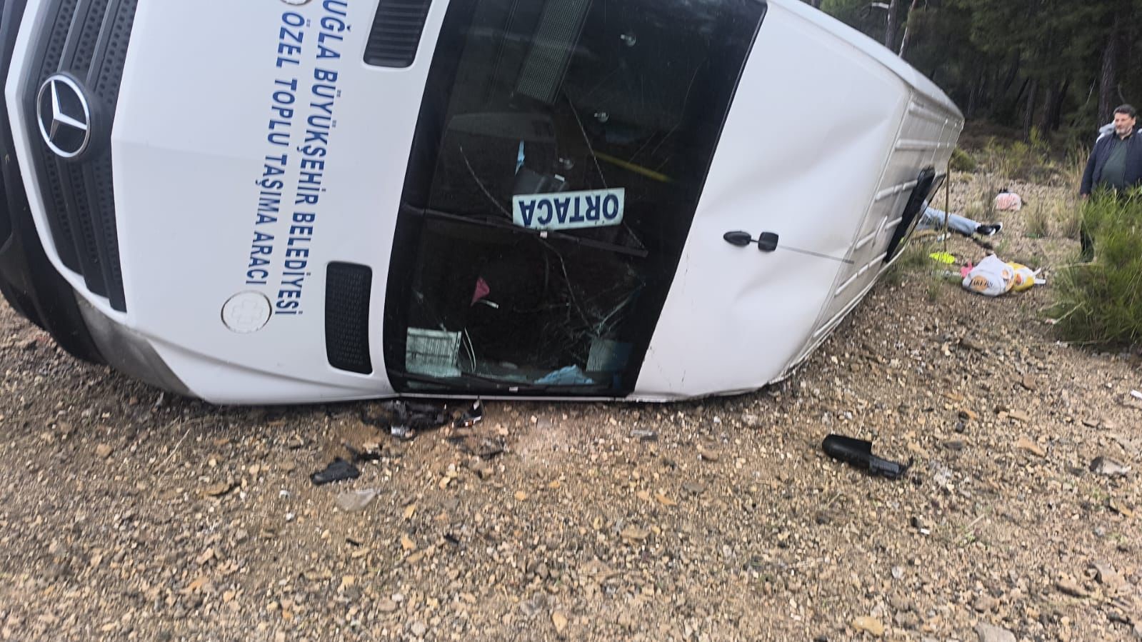 Muğla’da yolcu minibüsü devrildi: 3 yaralı