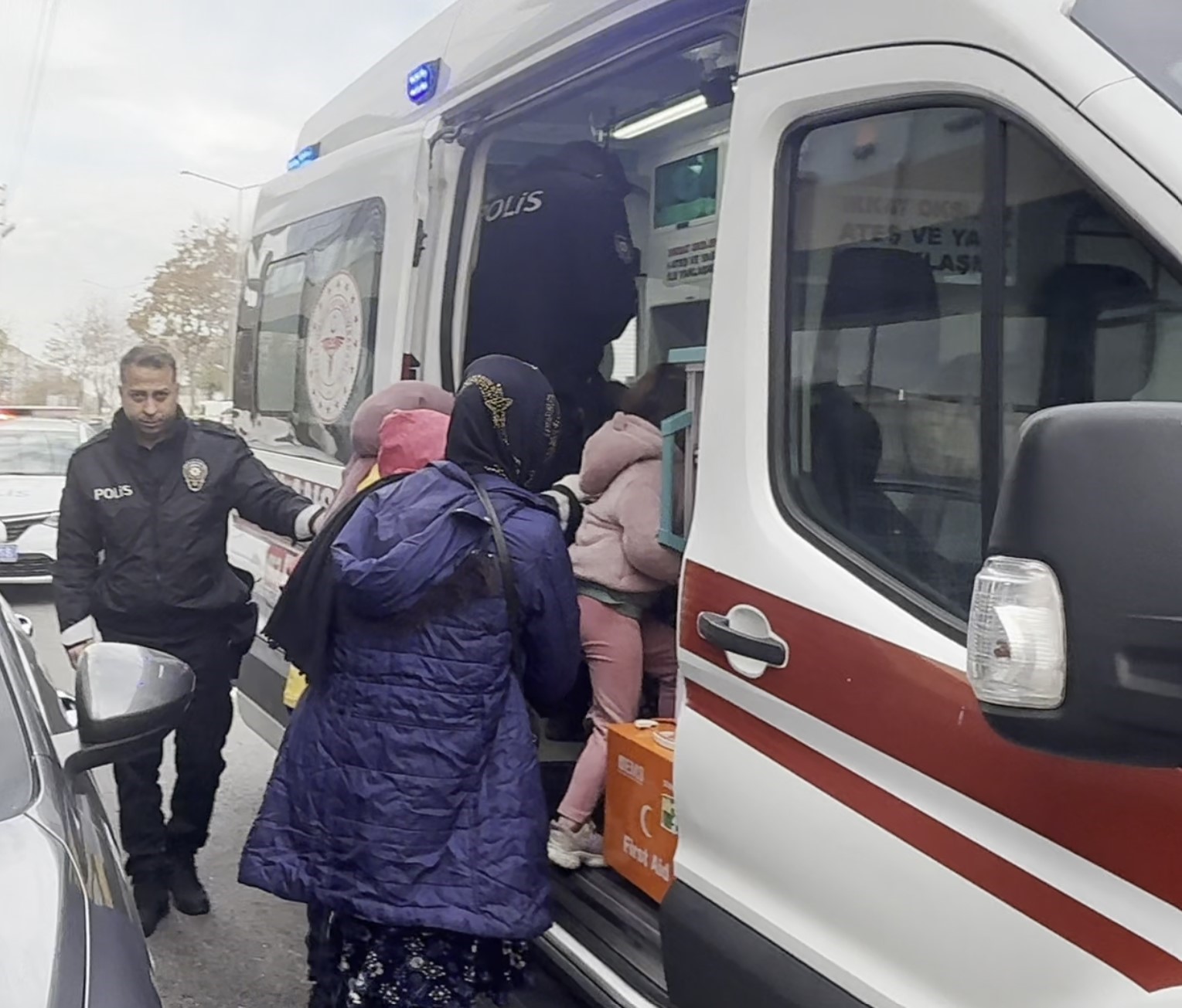 Balkona dökülen soba külü yangına neden oldu: 4 kişi dumandan etkilendi