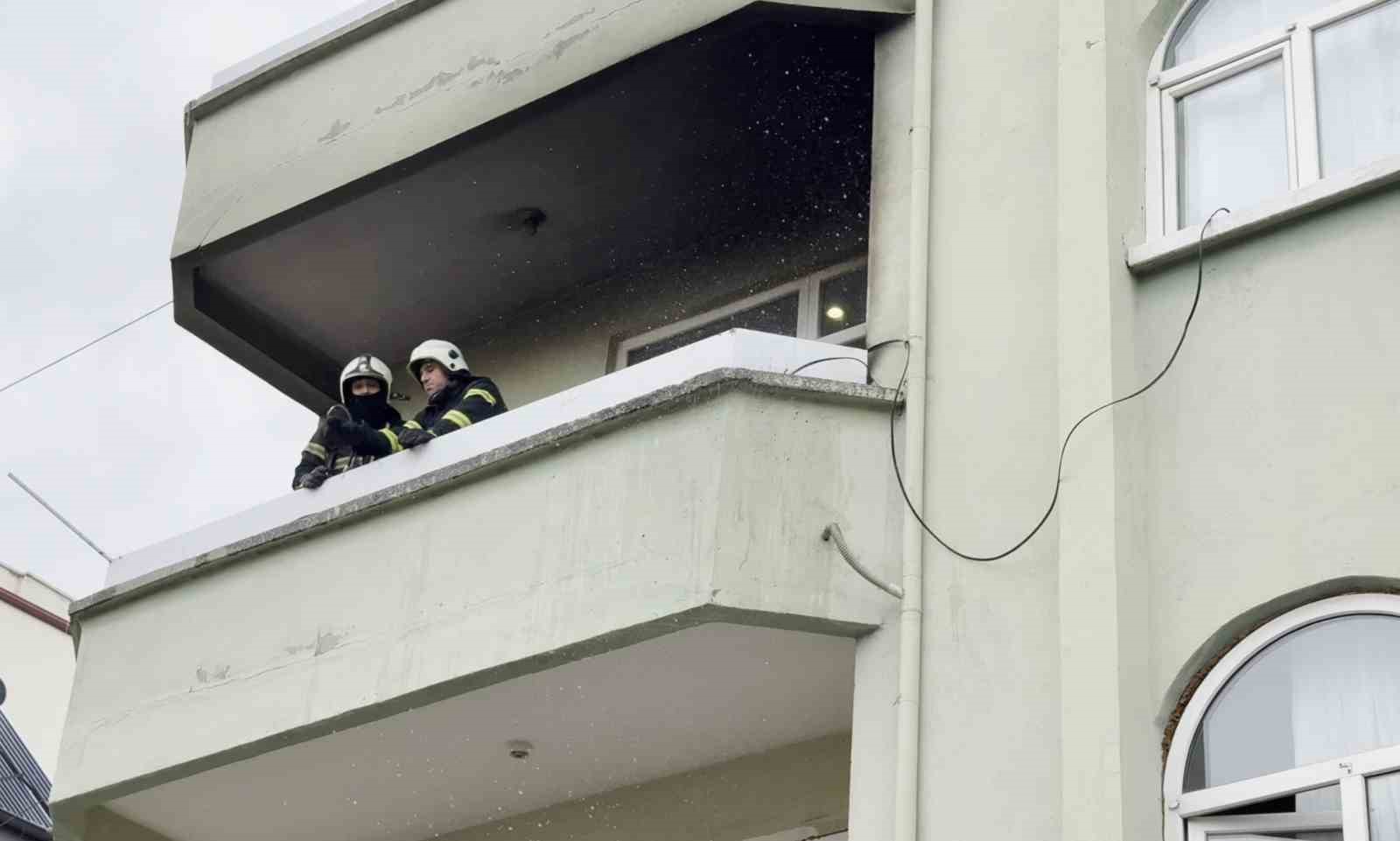 Balkona dökülen soba külü yangına neden oldu: 4 kişi dumandan etkilendi
