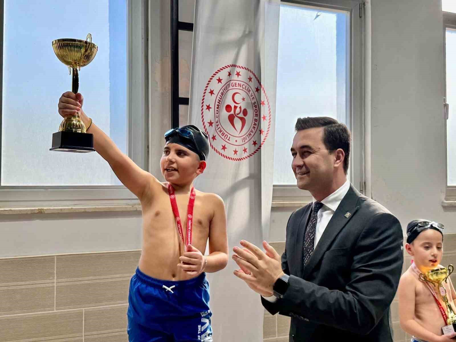 Midyat’ta özel sporcular için yüzme yarışması düzenlendi