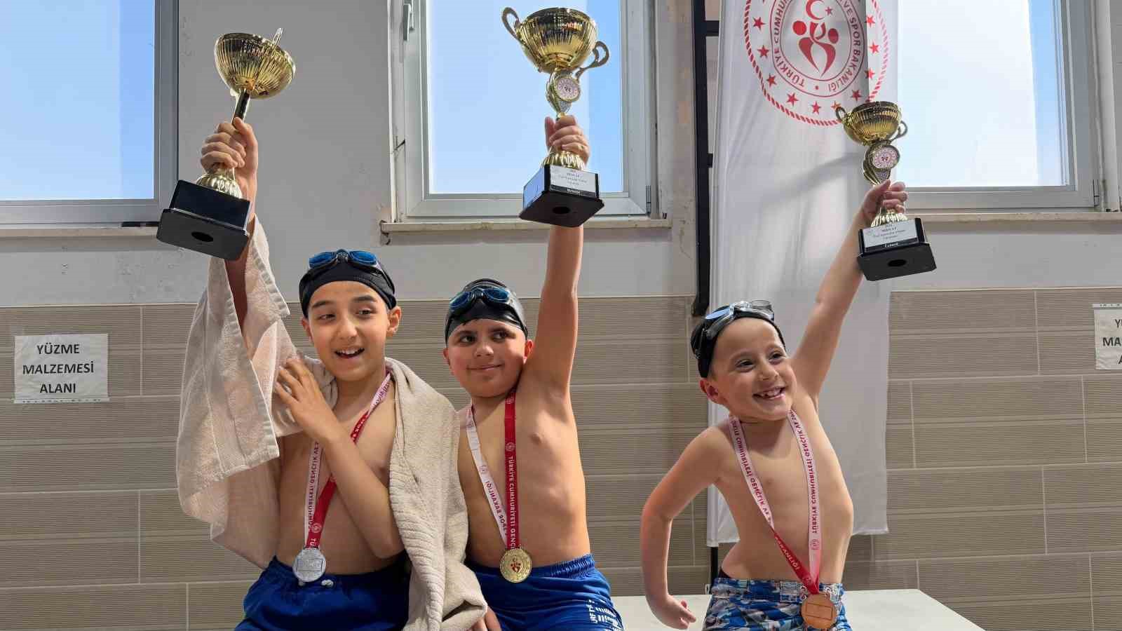 Midyat’ta özel sporcular için yüzme yarışması düzenlendi
