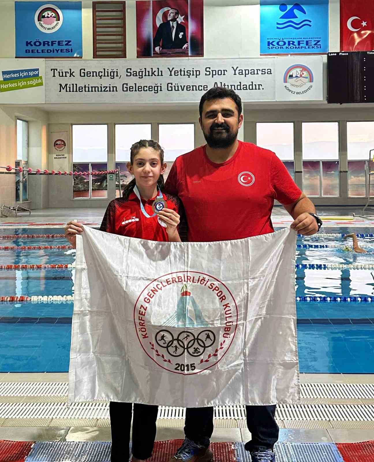 Körfezli yüzücü Trabzon’dan madalyayla döndü