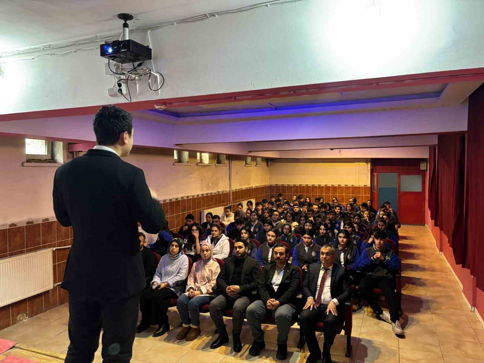 Susuz’da öğrenciler sordu, kaymakam mesleğini anlattı
