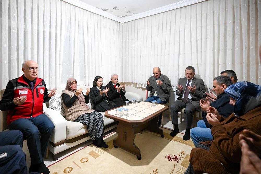 Kırklareli Valisi Turan, şehit annesinin elini öptü
