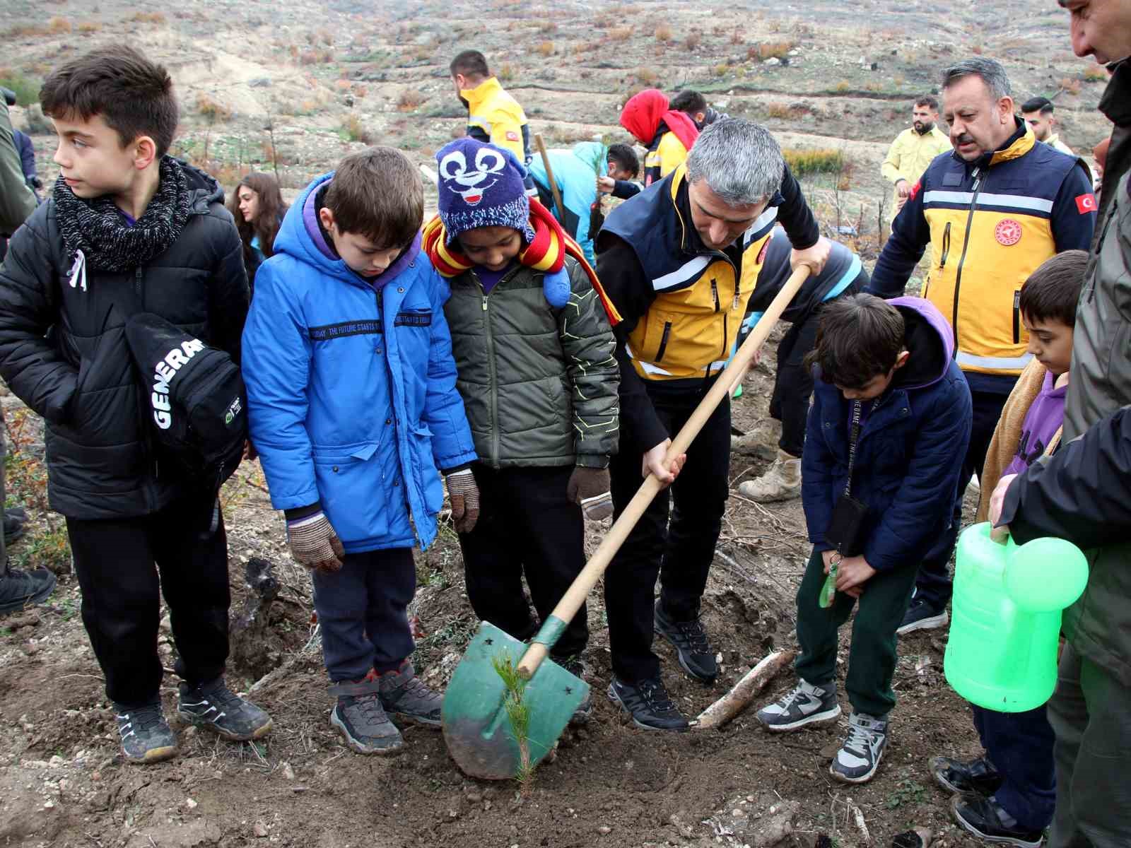 Uşak’ta Acil Sağlık Hizmetleri Haftası’nda fidanlar toprakla buluştu
