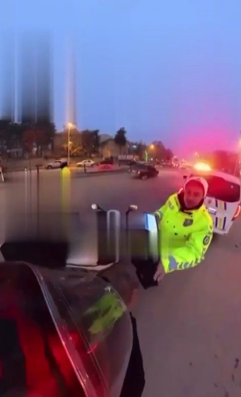 Muş’ta üşüyen kuryeye eldivenini veren polis gönülleri ısıttı
