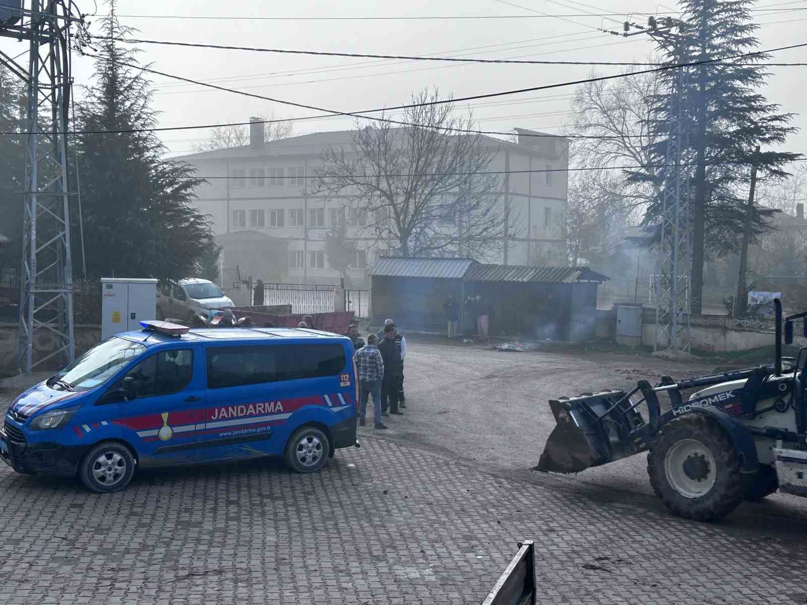 Bolu’da köylüler ağır tonajlı araçlara karşı ayaklandı: Köyün giriş çıkışında lastik yaktılar