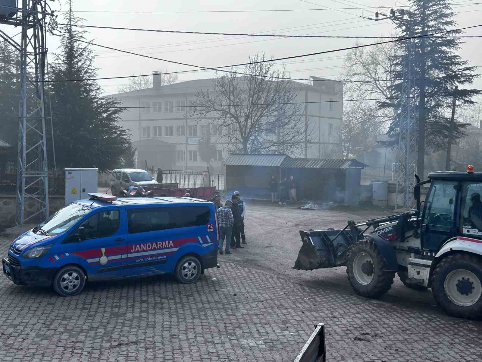 Bolu’da köylüler ağır tonajlı araçlara karşı ayaklandı: Köyün giriş çıkışında lastik yaktılar
