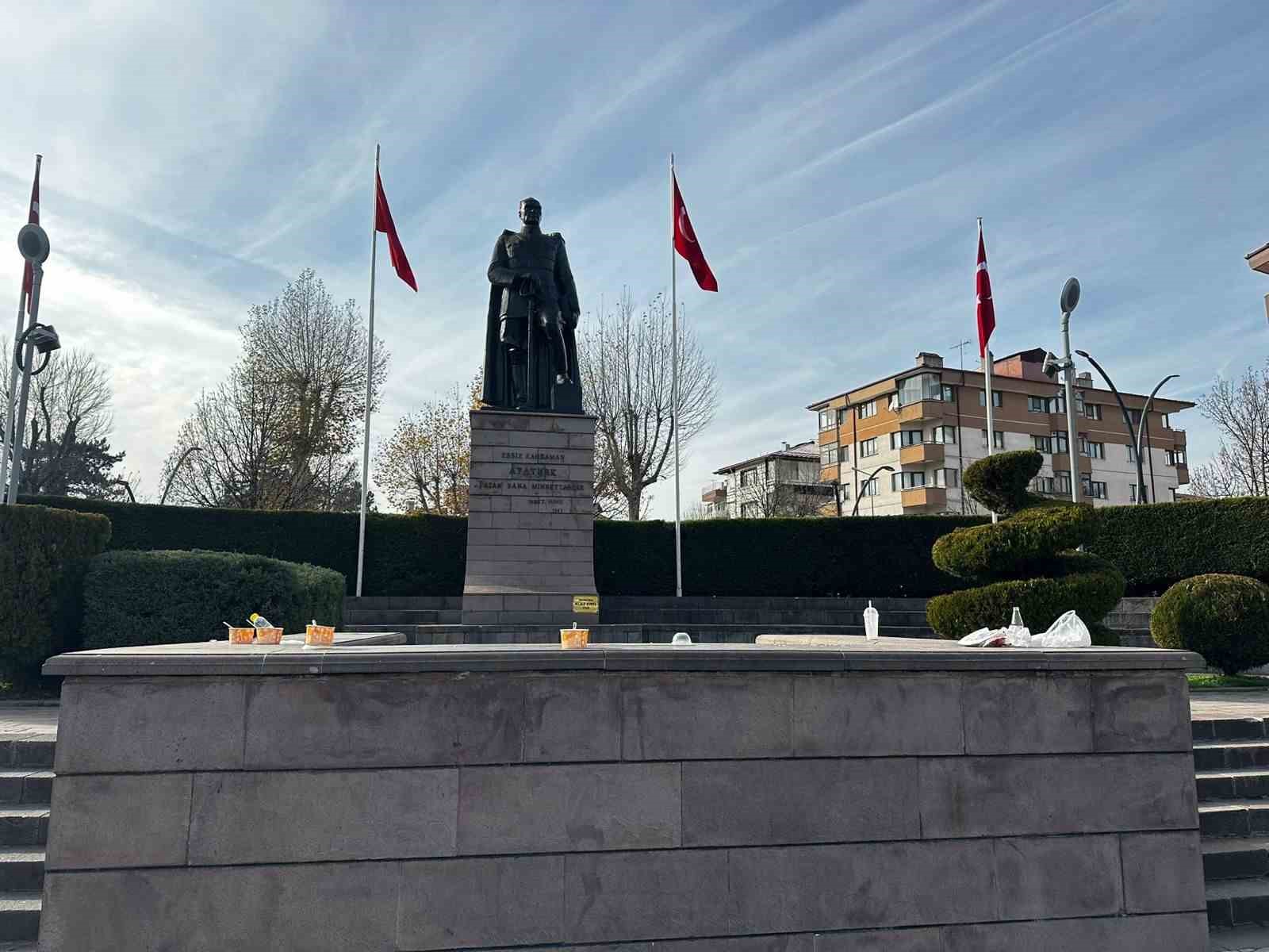 Yediler içtiler, sokakta çöplerini bıraktılar