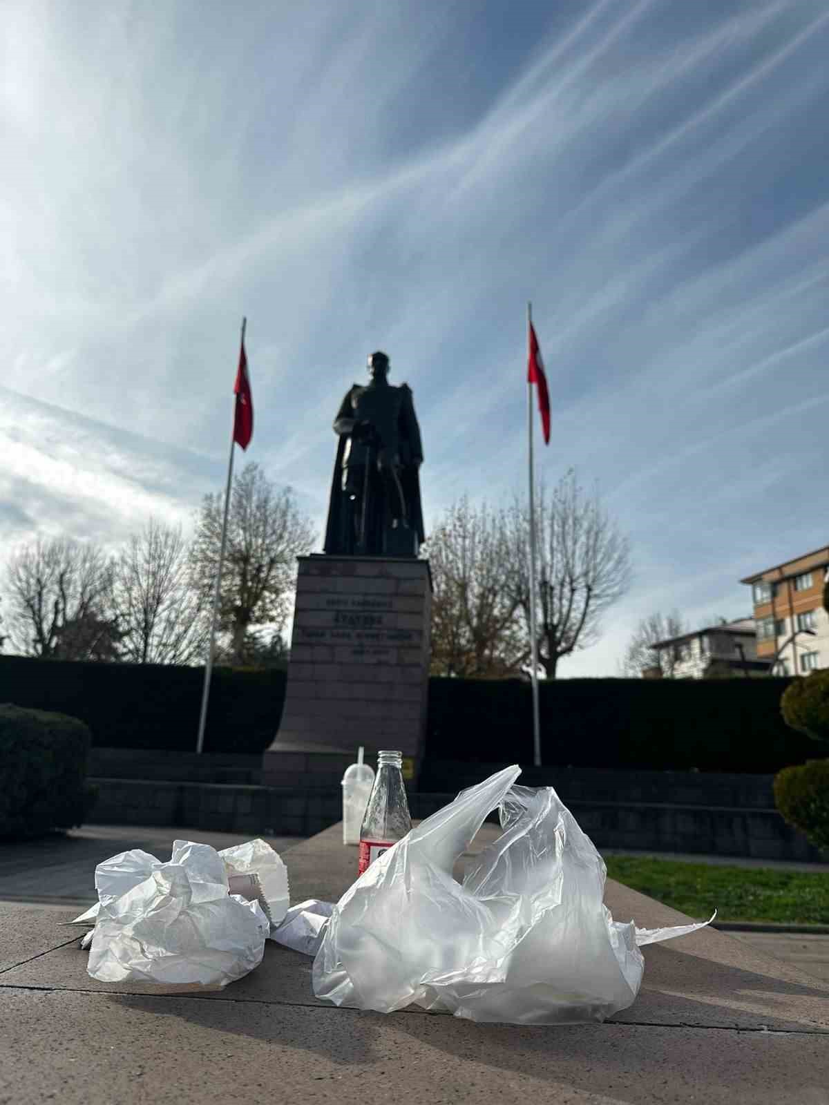 Yediler içtiler, sokakta çöplerini bıraktılar
