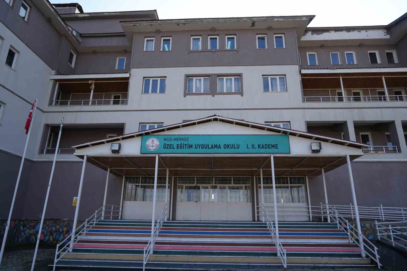 Muş’ta özel çocuklara kuaför sürprizi