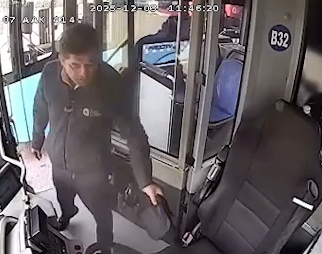 Yaşlı adamın otobüste unuttuğu içinde 4 bin euro olan çantanın başında adeta nöbet tuttu