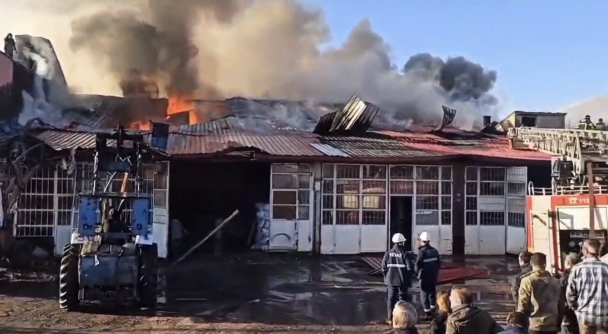 Tatvan’da kereste dükkanında yangın
