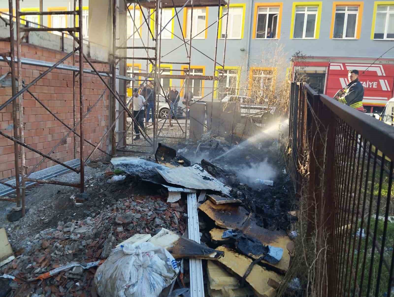 İnşaat atıklarının alev alması paniğe yol açtı
