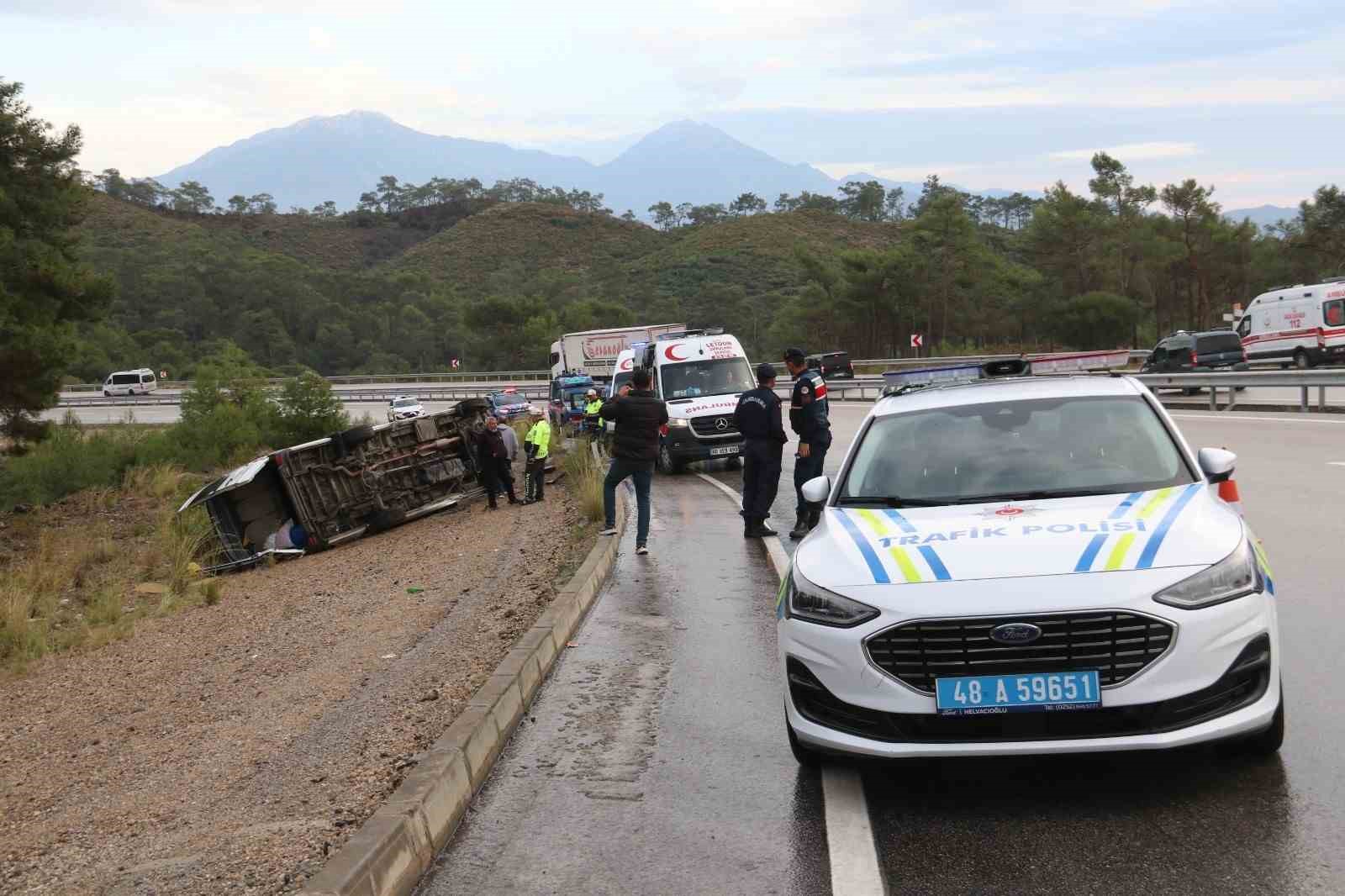 Fethiye’de yolcu minibüsü devrildi: 7 yaralı
